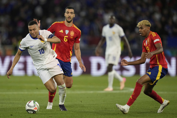 Kylian Mbappe (trái) không xứng đối thủ đua tranh Quả bóng vàng 2025 với Yamal