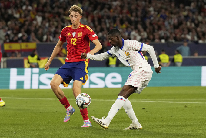 Ousmane Dembele (phải) cũng mất điểm trong cuộc đua Quả bóng vàng 2025 sau trận Pháp thua Tây Ban Nha 4-5