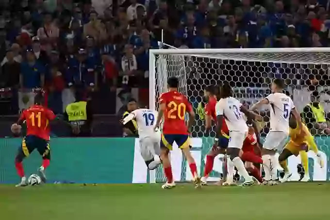 Tây Ban Nha đánh bại Pháp 