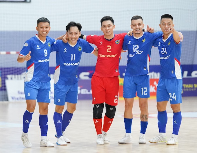 Niều vui của cầu thủ Sahako khi có 2 bàn dẫn trước - Ảnh: CTV 