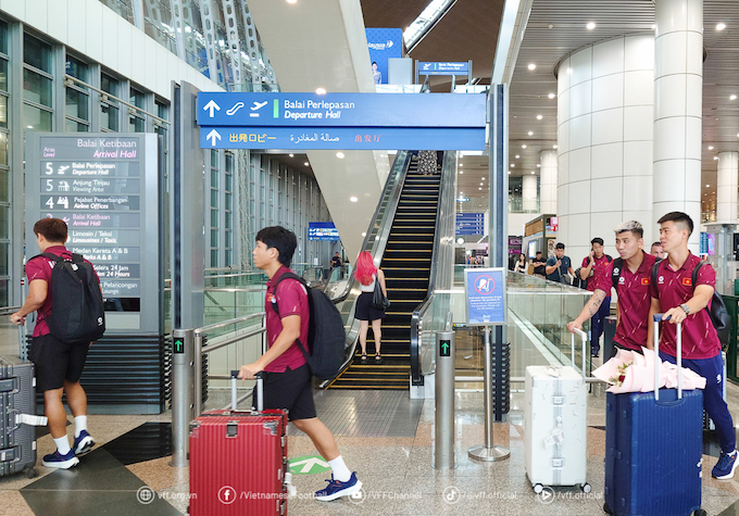 Các tuyển thủ Việt Nam tại sân bay khi lên đường sang Malaysia. Ảnh: VFF
