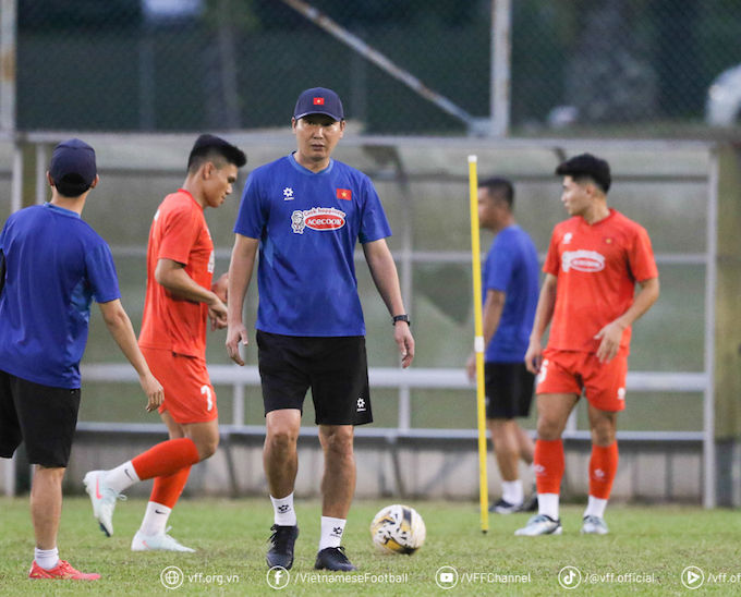 Thầy trò HLV Kim Sang Sik đã có buổi tập đầu tiên tại Malaysia. Ảnh: VFF