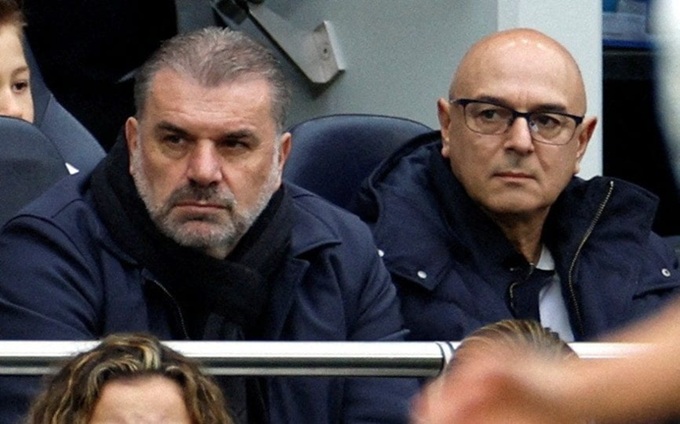 Daniel Levy (phải) đã không nương tay với Postecoglou bất luận Tottenham vô địch Europa League