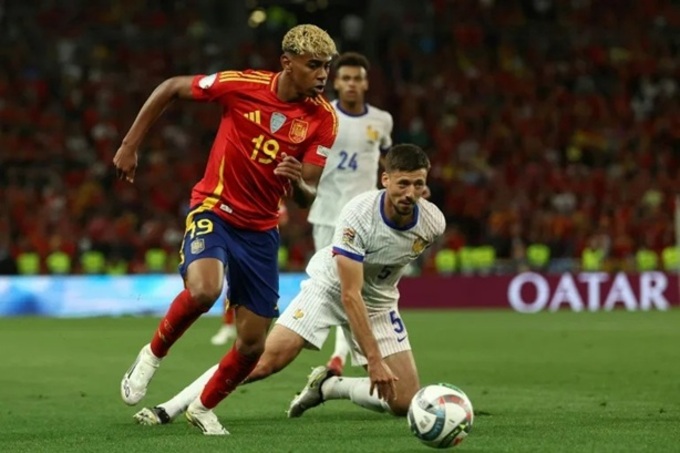 Ronaldo không ủng hộ Lamine Yamal (trái) giành Quả bóng vàng 2025