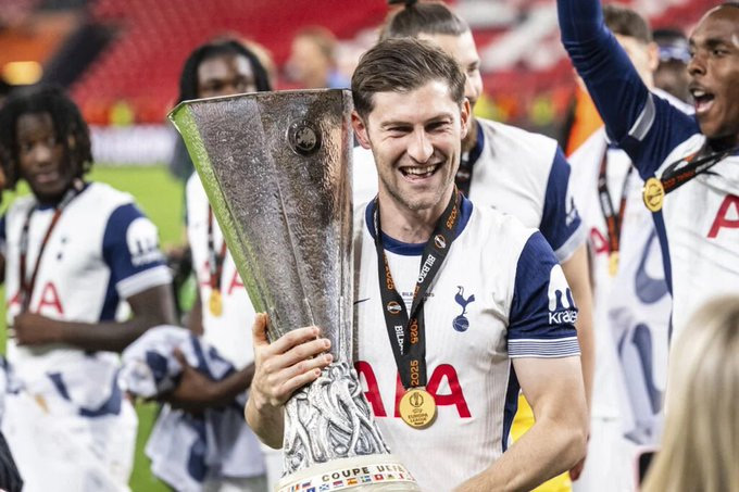 Davies gia hạn hợp đồng với Tottenham