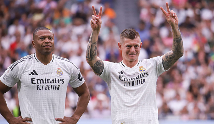 Kroos đứng bên cạnh Julio Baptista