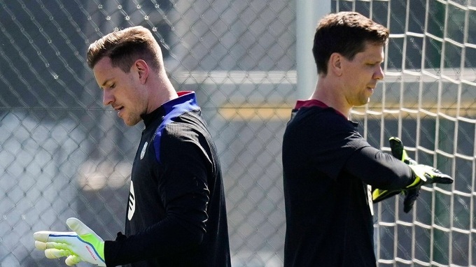Ter Stegen hờn dỗi Barca vì bị xếp sau Szczesny.
