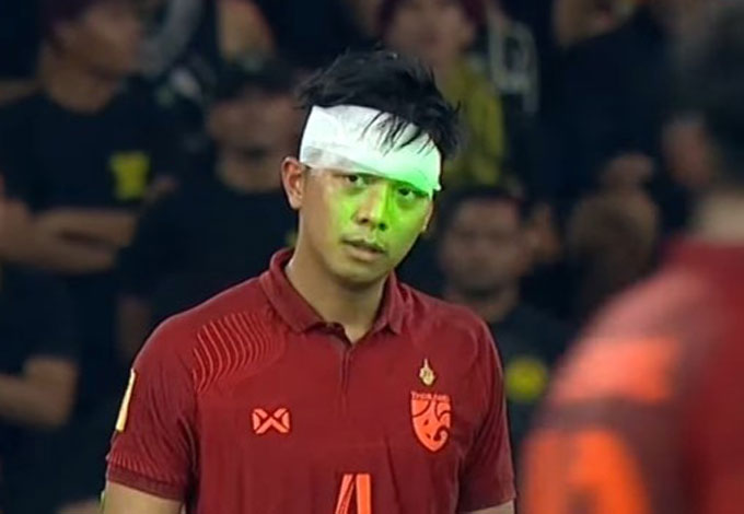 Cầu thủ Thái Lan từng bị khán giả trên sân Bukit Jalil chiếu đèn laser tại AFF Cup 2022