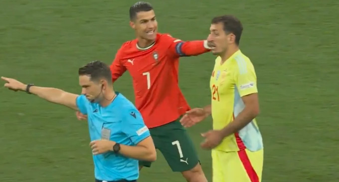 Ronaldo có hành động trêu Oyarzabal