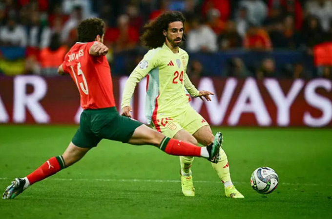 Cucurella (áo vàng) bị la ó mỗi khi chạm bóng