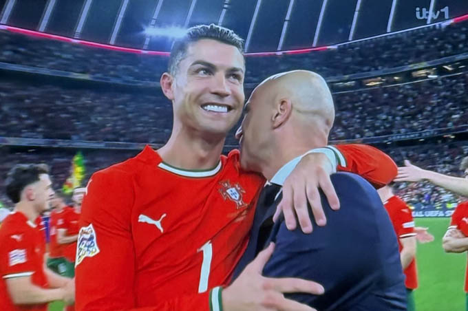 Khoảnh khắc đầy cảm xúc giữa Ronaldo và HLV Roberto Martinez