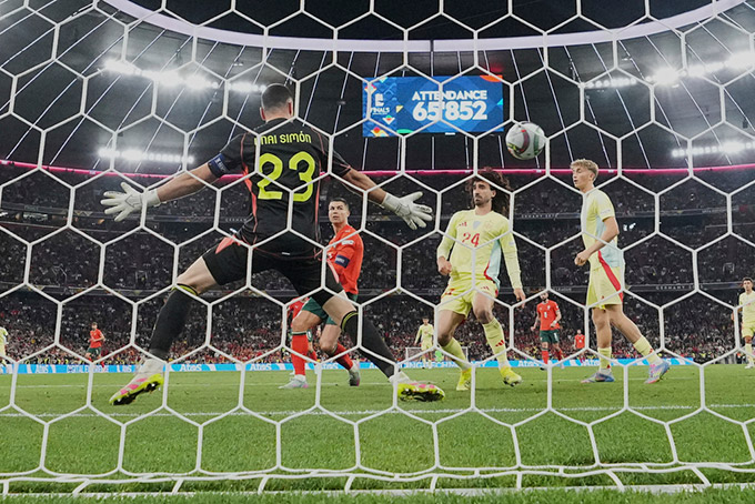 Ronaldo gỡ hòa cho Bồ Đào Nha