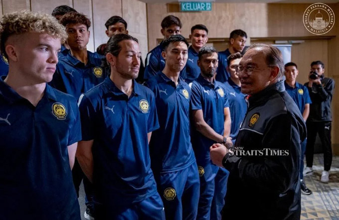 Thủ tướng Datuk Seri Anwar Ibrahim đã dành thời gian nghỉ làm để gặp các thành viên của ĐT Malaysia. Ảnh: NST