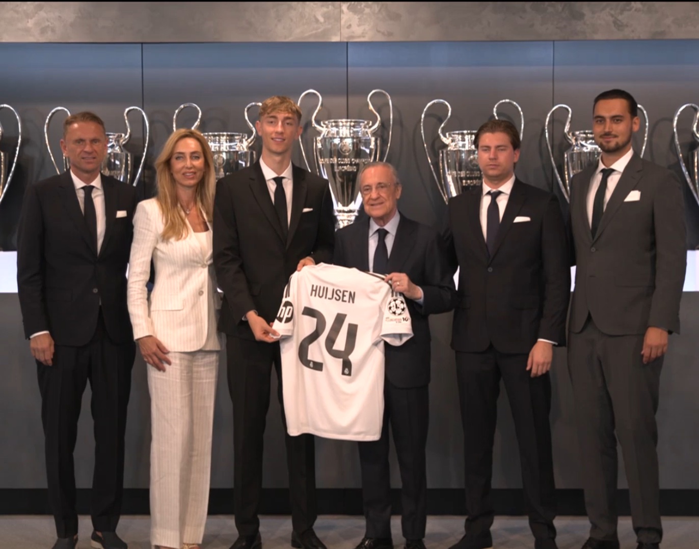 huijsen và gia đình trong ngày ra mắt Real Madrid