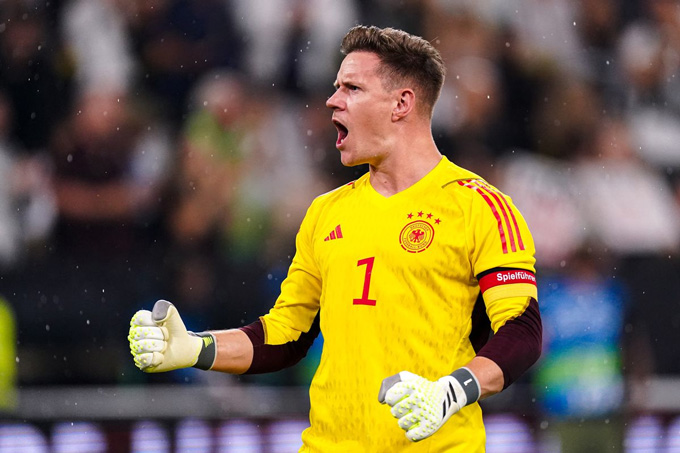 Ter Stegen sẵn sàng "tuyên chiến" với Barca