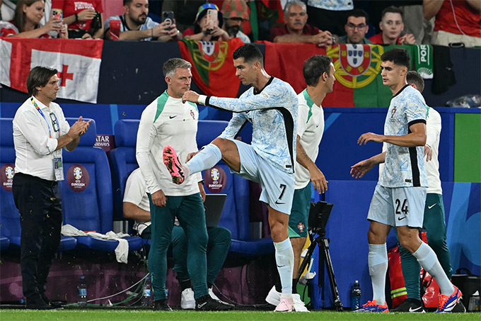 Ronaldo bực tức khi bị thay ra dù đó là trận cầu thủ tục