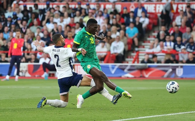 Kyle Walker, một trong những cầu thủ chơi tệ nhất của Anh ở trận thua Senegal