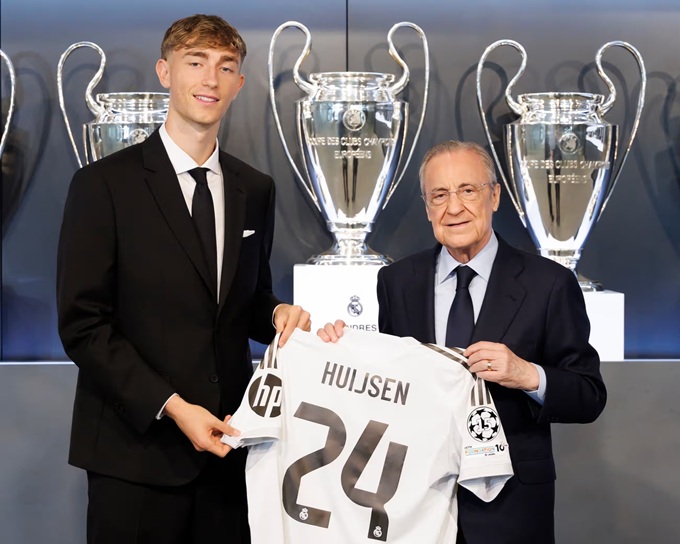 Trung vệ Dean Huijsen ra mắt Real Madrid bên cạnh chủ tịch Florentino Perez