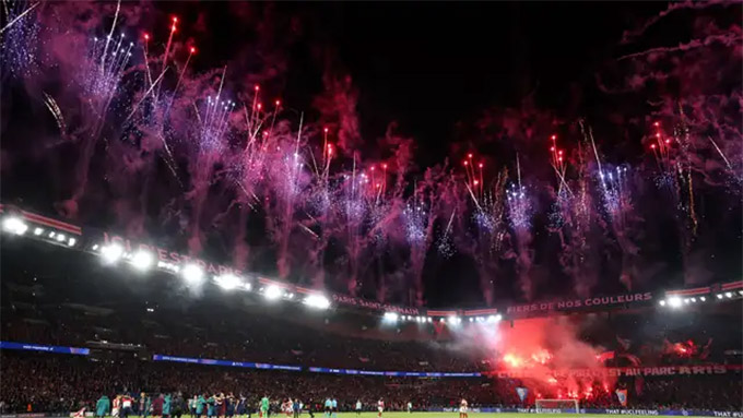 PSG hiện vẫn thuê sân Parc des Princes từ chính quyền thành phố Paris để làm sân nhà