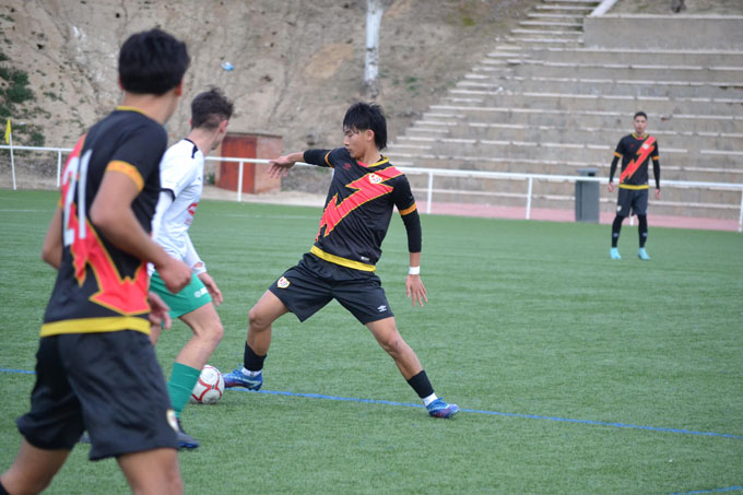 Julien Nguyễn (giữa) hồi còn chơi cho đội trẻ của Rayo Vallecano