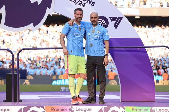 Pep đã chia tay thủ thành Scott Carson - người vốn có ảnh hưởng rất lớn trong phòng thay đổ Man City