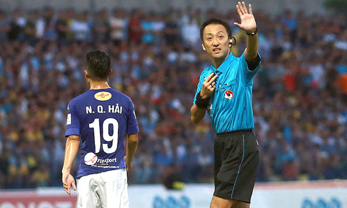 Trọng tài Iida Jumpei đang điều hành một trận đấu. Ảnh: N.K