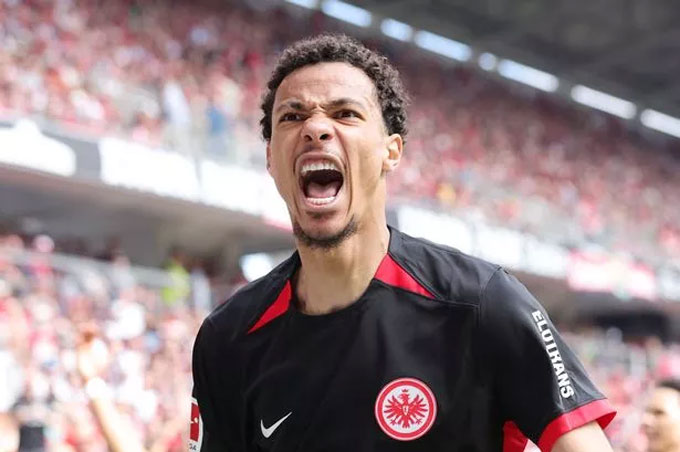 Liverpool đang "một mình một ngựa" ở vụ Hugo Ekitike