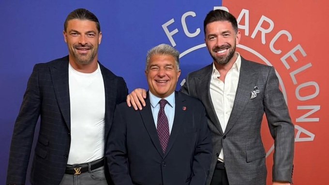 Người đại diện Andy Bara của Varela (bìa trái) chụp ảnh cùng chủ tịch Barca, Joan Laporta.