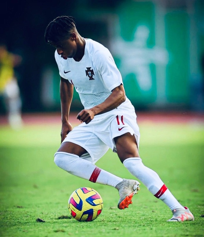 Cardoso Varela trong màu áo đội U17 Bồ Đào Nha.