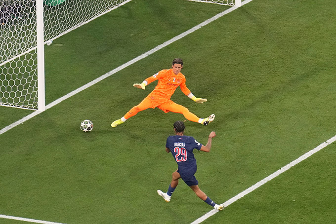 Barcola chỉ vào sân từ băng ghế dự bị ở chung kết Champions League