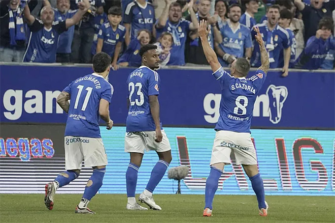Santi Cazorla ghi bàn quan trọng cho Oviedo