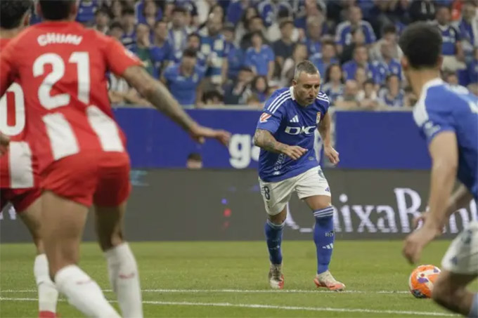 Santi Cazorla thực hiện quả đá phạt hoàn hảo bằng chân trái chỉ 3 phút sau khi vào sân thay người