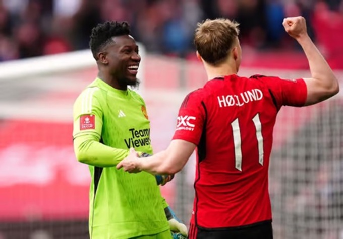 Những bản hợp đồng "không dính dáng đến Premier League) không thành công của MU gần đây