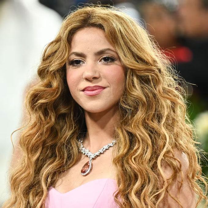  Shakira gây ấn tượng với mái tóc xoăn