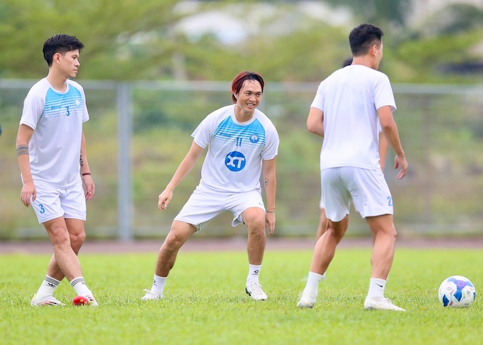 Các cầu thủ Nam Định đang rất hưng phấn chờ đón ngôi vô địch. Ảnh: Quang Đương