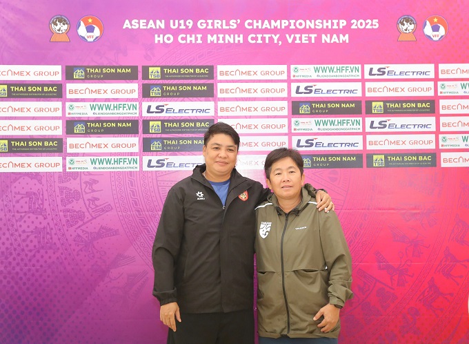 HLV U19 nữ Thái Lan (phải) và U19 nữ Myanmar 