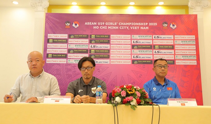 HLV U19 nữ Việt Nam và U19 nữ Indonesia trong buổi họp báo - Ảnh: Đình Viên 