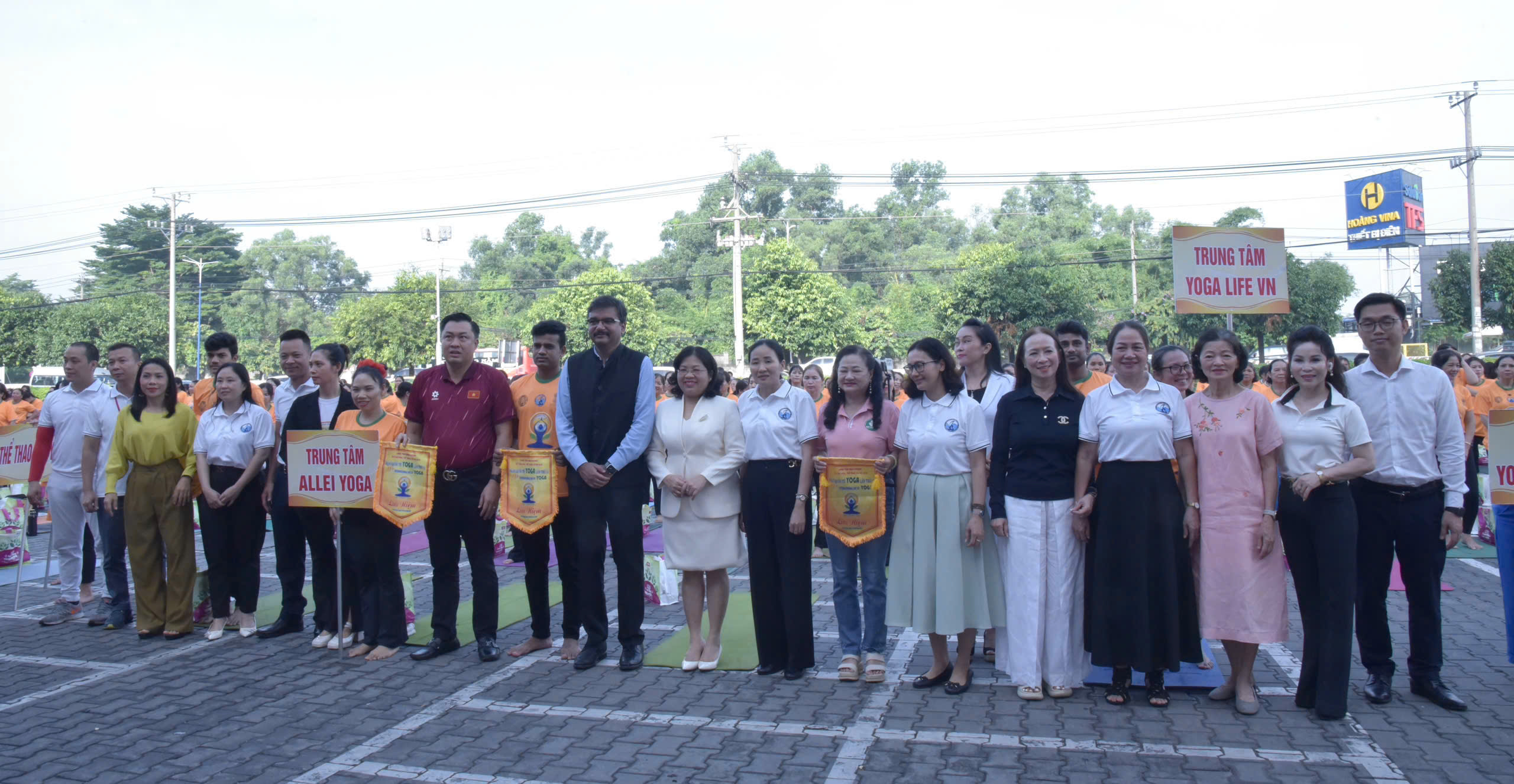 Ông Vipra Pandey - Tổng Lãnh sự Ấn Độ tại Thành phố Hồ Chí Minh; Bà Nguyễn Trường Nhật Phượng – Phó Chủ tịch Hội đồng nhân dân tỉnh Bình Dương cùng các đại biểu trao cờ lưu niệm cho các CLB Yoga