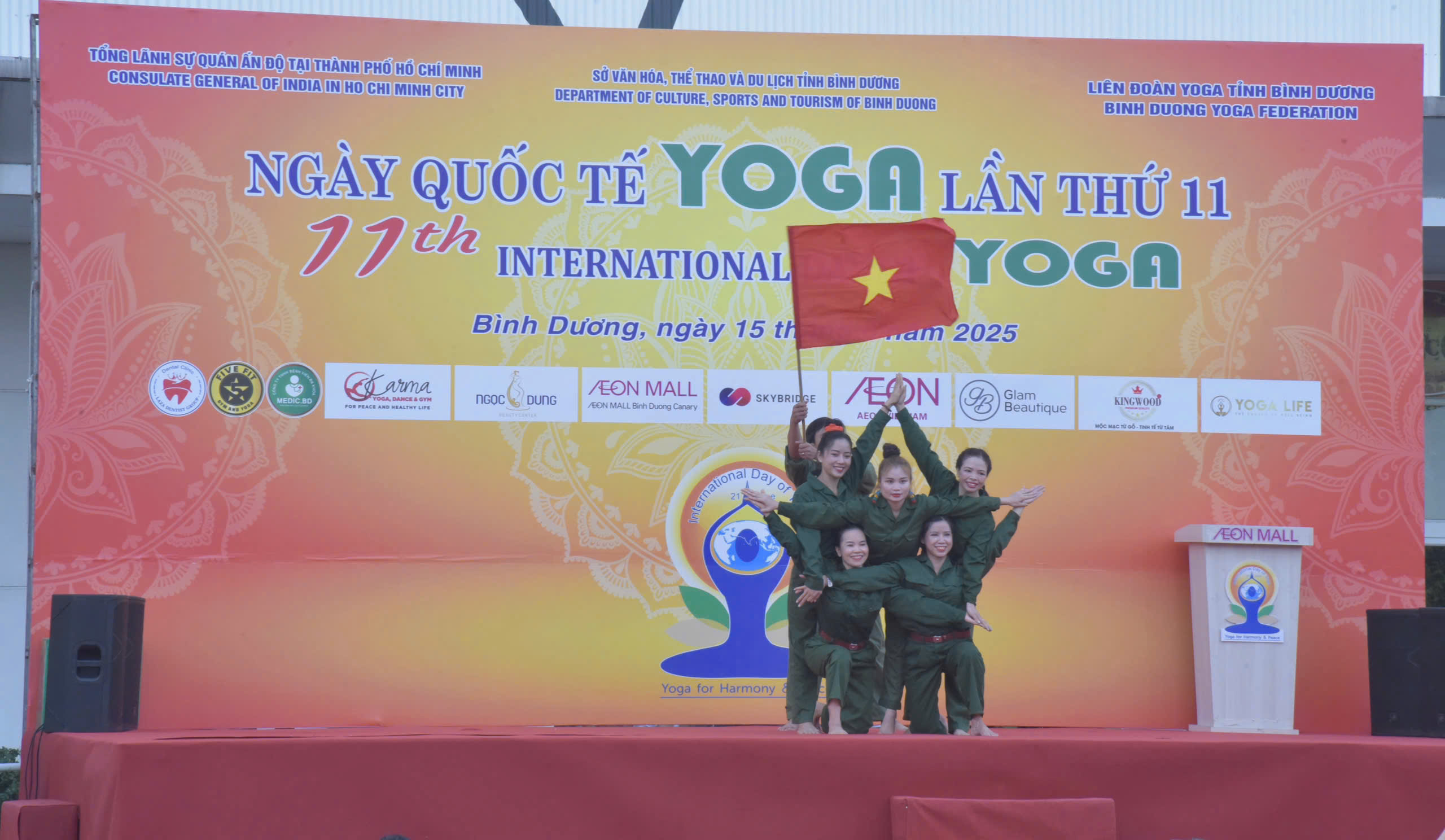 Tiết mục biểu diễn yoga nghệ thuật chào mừng tại sự kiện
