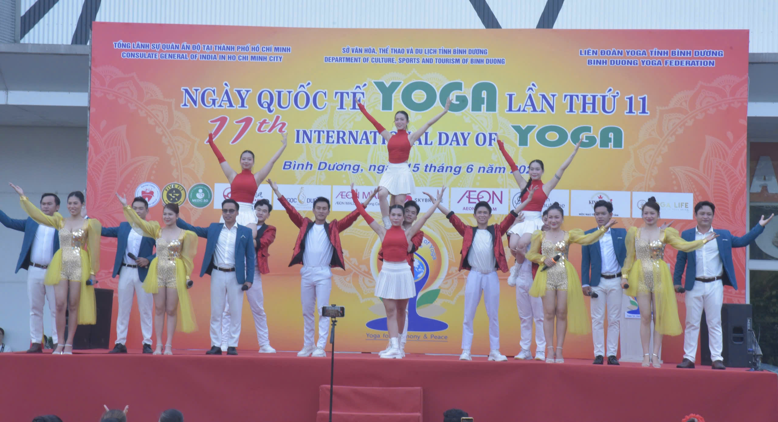 Bên cạnh biểu diễn Yoga, nhiều tiết mục văn nghệ đặc sắc được biểu diễn chào mừng sự kiện Ngày Quốc tế Yoga lần thứ 11 năm 2025 tại Bình Dương