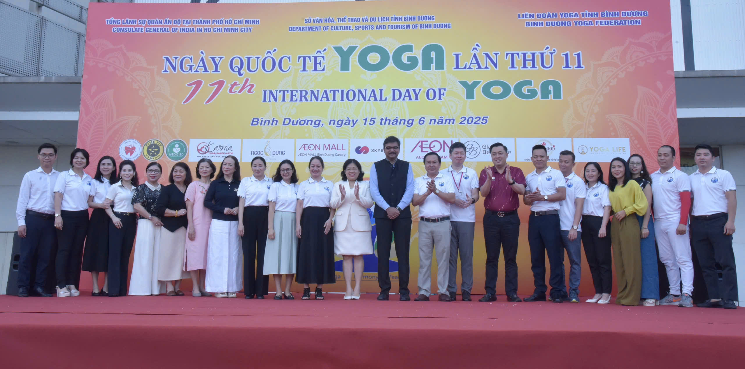 Ban tổ chức cùng Đại biểu chụp hình lưu niệm tại Ngày Quốc tế Yoga lần thứ 11 năm 2025