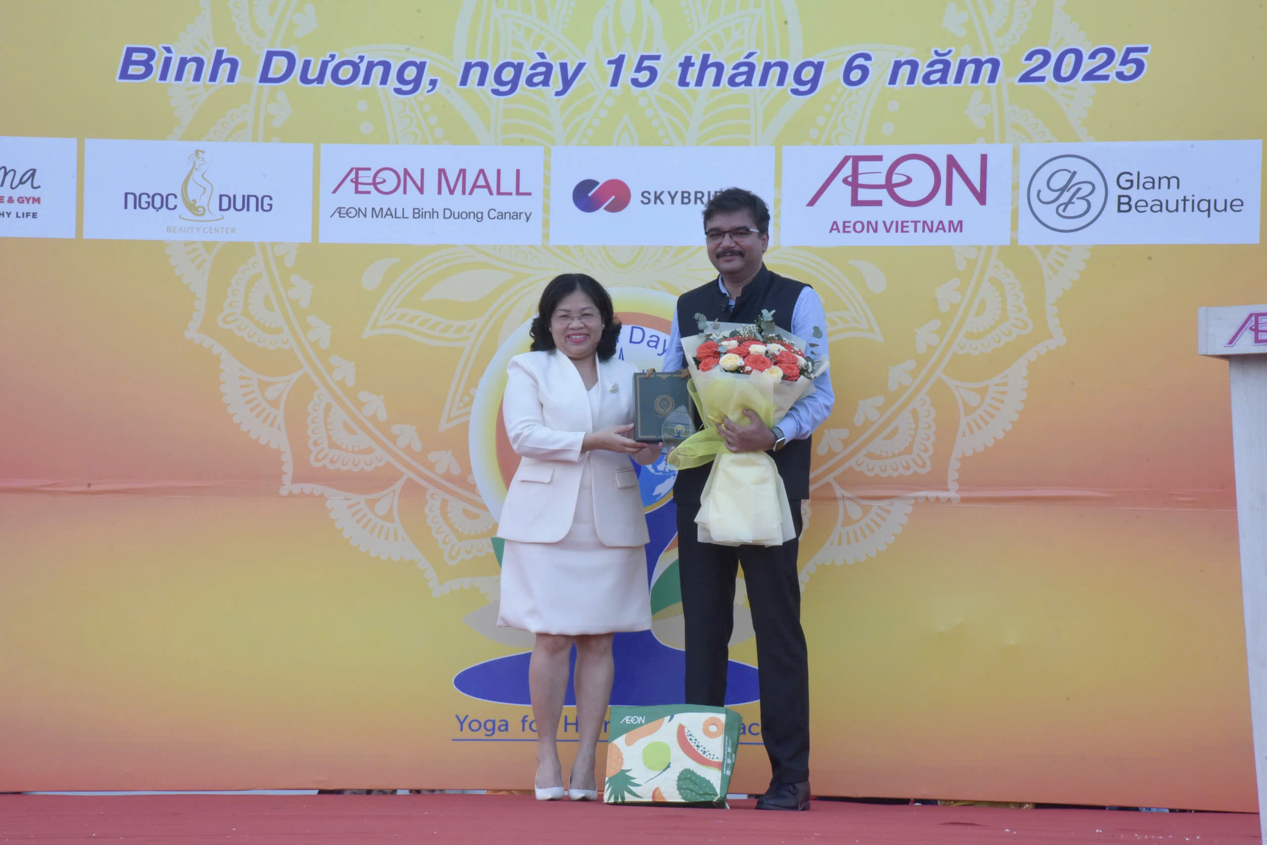 Bà Nguyễn Trường Nhật Phượng – Phó Chủ tịch Hội đồng nhân dân tỉnh Bình Dương tặng hoa và quà lưu niệm cho ông Vipra Pandey - Tổng Lãnh sự Ấn Độ tại Thành phố Hồ Chí Minh