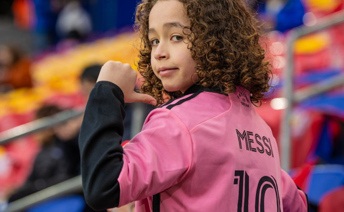 Áo đấu của Messi bán chạy nhất thế giới và anh còn nhận được nhiều lợi ích về tài chính hơn bất cứ cầu thủ nào