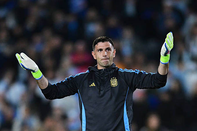 Emi Martinez gợi ý mình đã sẵn sàng đến sân Old Trafford