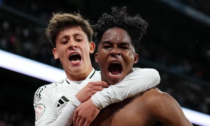 Endrick cởi trần ăn mừng bàn thắng trong một trận đấu cho Real Madrid