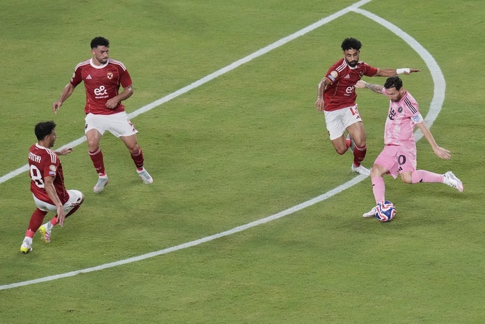 Messi luôn được các hậu vệ của Al Ahly "chăm sóc" rất kỹ