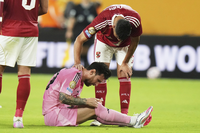 Một tình huống M10 bị cầu thủ của Al Ahly phạm lỗi
