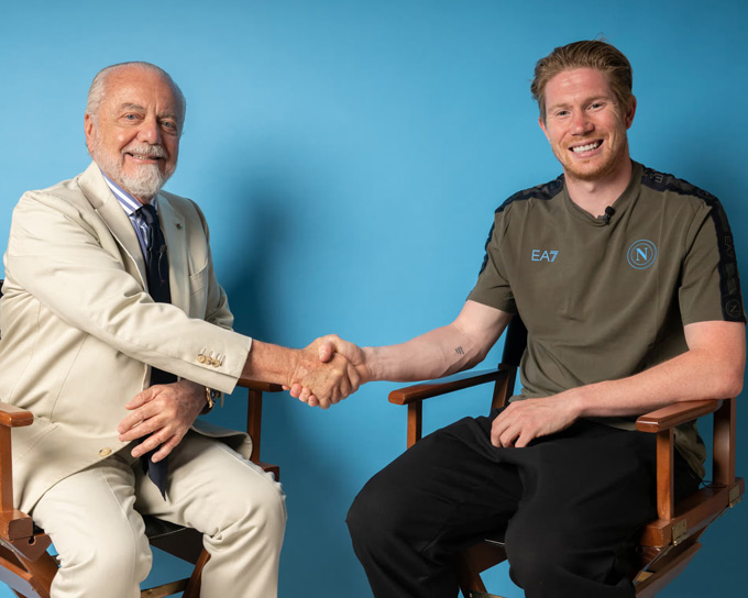 Bức ảnh chủ tịch De Laurentiis ra mắt De Bruyne trông đậm chất điện ảnh