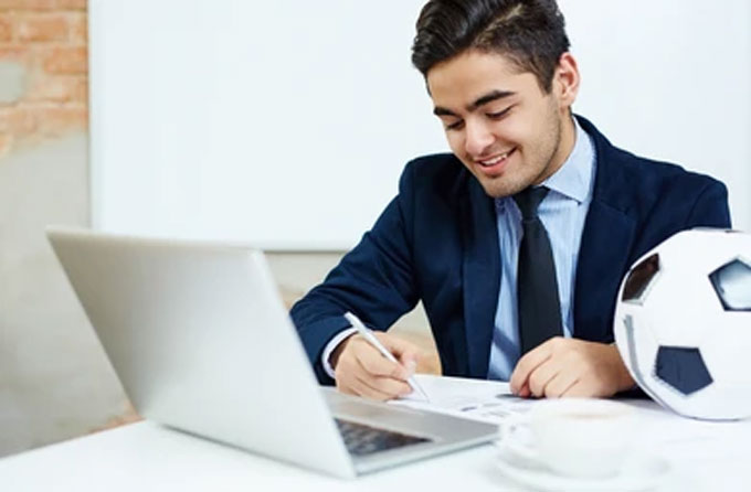 Một CLB muốn mua cầu thủ sẽ phải tiếp cận với người đại diện của anh ta trước tiên