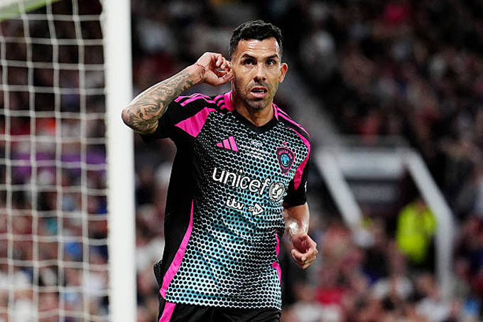 Tevez tỏa sáng với cú poker ở trận giao hữu từ thiện tại Old Trafford